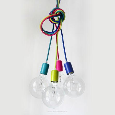 CableFOUR - minimalistyczna i designerska lampa z czterema dekoracyjnymi żarówkami i czterema kolorowymi kablami - lampa sufitowa wisząca od CablePower
CableFOUR - fourfold lamp bulb, design pendant lamp by CablePower