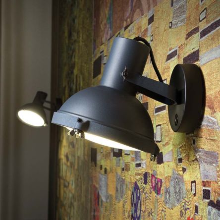Industrialna lampa o prostym klasycznym kształcie zaprojektowana po raz  pierwszy w 1954 roku./
An industrial lamp with a simple classic shape designed for the first time in 1954.