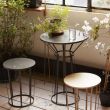 Metalowy nowowczesny, designerski sotlik, klatka, minimalistycznuy Hollo stolik zaprojektowany dla Petite Friture przez Amandine Chhor i Aissa Logerot 